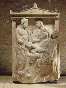 Stèle funéraire de Phainippos et Mnesarete montrant une réunion de famille et une poignée de main, période attique, vers 350 av. J.-C. (marbre)